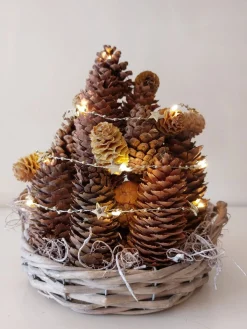 Juuls Gift Shop (merkloos) Kerststukjes>Mandje Met Dennenappel Toren Taart Met Ster Ledverlichting