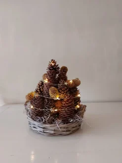 Juuls Gift Shop (merkloos) Kerststukjes></noscript>Mandje Met Dennenappel Toren Taart Met Ster Ledverlichting