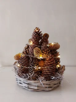 Juuls Gift Shop (merkloos) Kerststukjes></noscript>Mandje Met Dennenappel Toren Taart Met Ster Ledverlichting