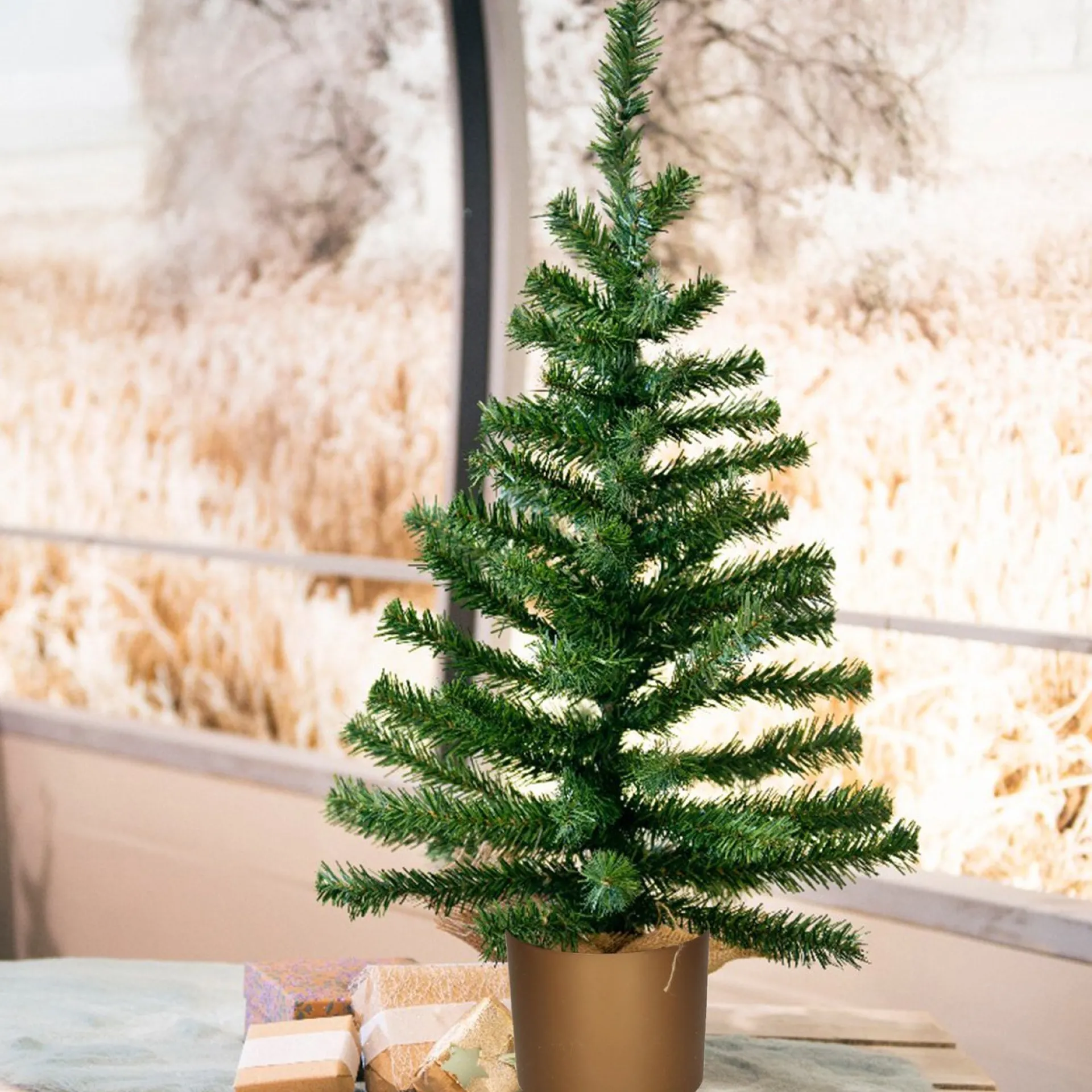 Everlands Mini Kerstboom Groen - In Gouden Kunststof Pot - 75 Cm - Kunstboom New