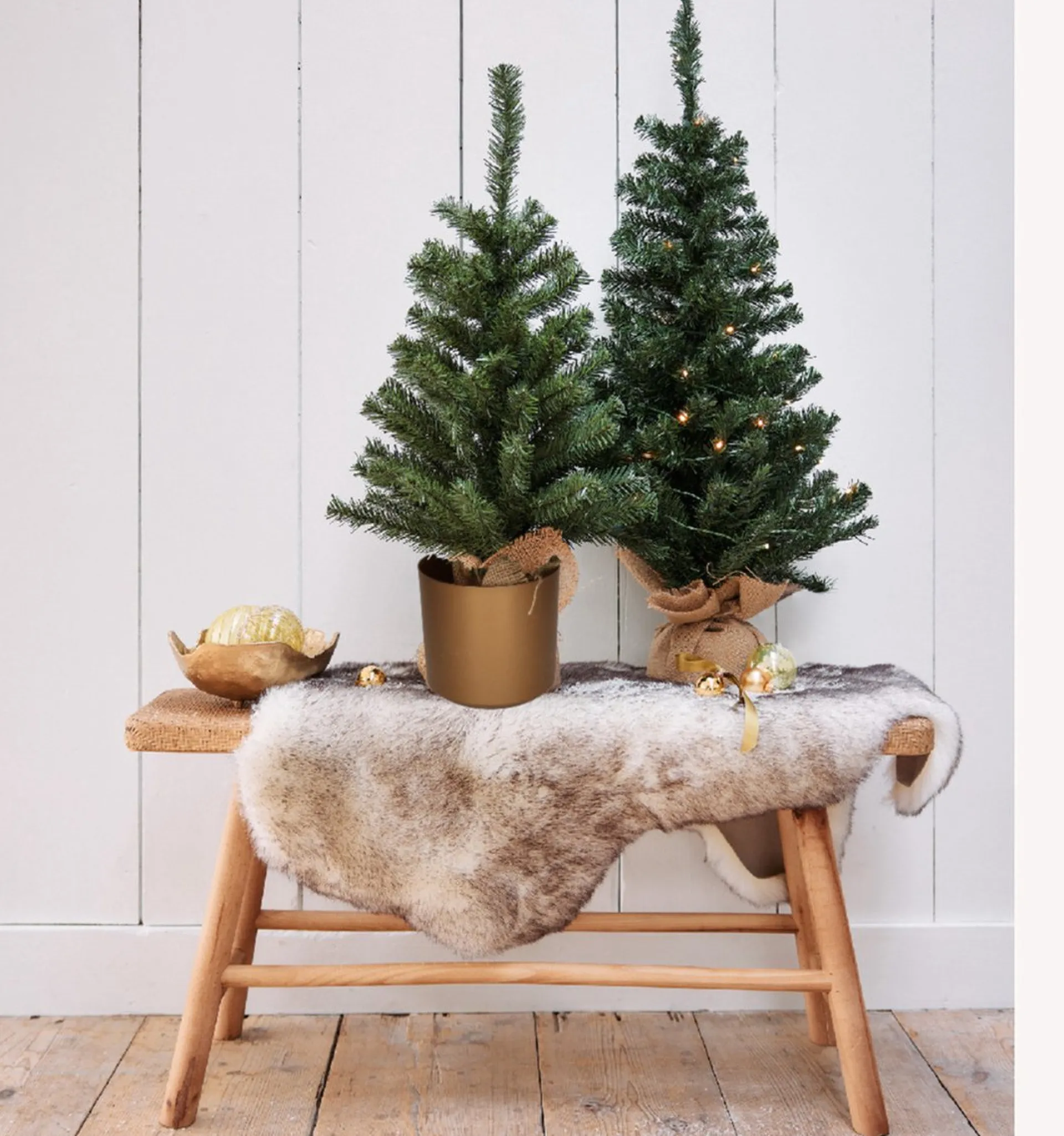 Everlands Mini Kerstboom Groen - In Gouden Kunststof Pot - 60 Cm - Kunstboom Shop