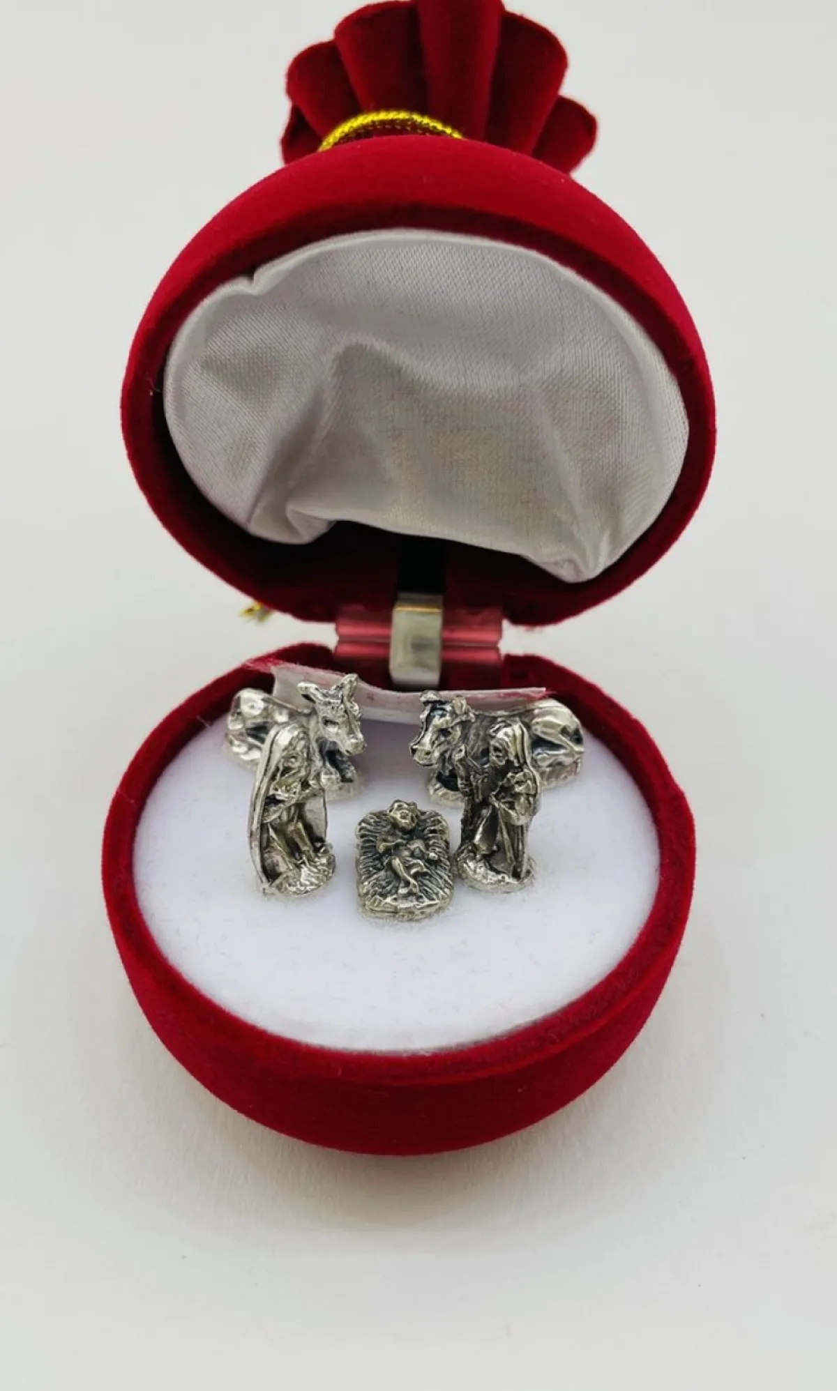 Merkloos Kerststallen>Mini Kribbe / Kerstgroep Rood In Kerstman Sieradendoos. 4 X 4 X 7 Cm