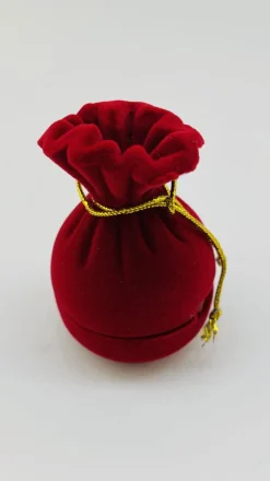 Merkloos Kerststallen>Mini Kribbe / Kerstgroep Rood In Sieradendoos. 5 X 5 X 7,5 Cm