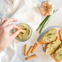 Pineut ® Borrelplank Pakket Tapas – Borrelpakket Culinair – Focaccia, Tapenade, Vinaigrette & Waterkaraf – Verwenbox Borrel – Geschenkpakket Borrelhapjes - Gezellig Genieten Hot