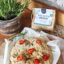 Pineut ® Borrelplank Pakket Tapas – Borrelpakket Culinair – Focaccia, Tapenade, Vinaigrette & Waterkaraf – Verwenbox Borrel – Geschenkpakket Borrelhapjes - Gezellig Genieten Hot