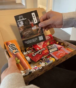 Samenquizzen Pubquiz Brievenbus Cadeaupakket - Kerstpakket - Klein Cadeau - Kerstpakket - Brievenbus Bedankje Personeel - Verjaardagscadeau - Cadeau Voor Mannen - Cadeautje Voor Vrouwen - Brievenbuscadeau - Attentie Outlet