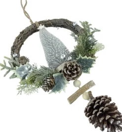 WDMT Kerstkransen>Rotan Kerstkrans - White Berry | O 39 Cm | Decoratieve Kerstkans Gemaakt Uit Rotan En Dennenappels Met Kerstboom | Wit