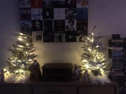 Royal Christmas - Flock / Sneeuw Kunstkerstboom In Plastic Pot - Lengte 105 Cm - Met Warm Led Batterij Verlichting - Met Sneeuw - 122 Takken Flash Sale