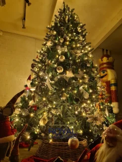 Royal Christmas - Kunstkerstboom - Hawaii Abies Nordmann Deluxe 100% Pe - Met 700 Warm Led Lampjes - Snelle Opbouw - Hoogte 240 Cm Best