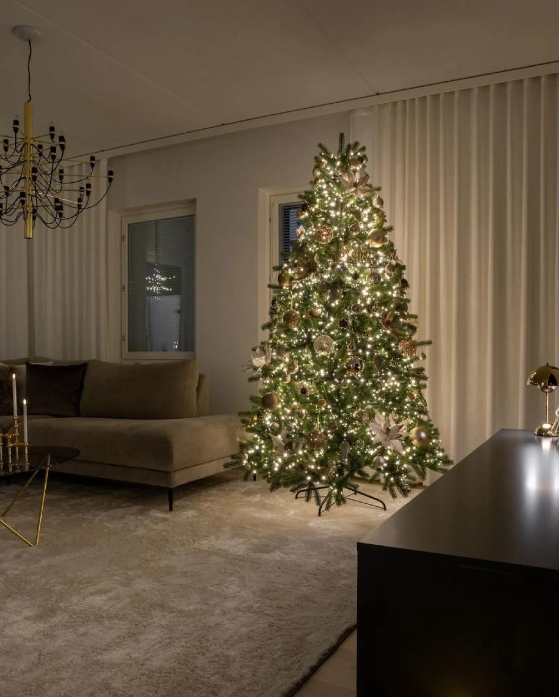 Royal Christmas - Kunstkerstboom - Hawaii Abies Nordmann Deluxe 100% Pe - Met 700 Warm Led Lampjes - Snelle Opbouw - Hoogte 240 Cm Best