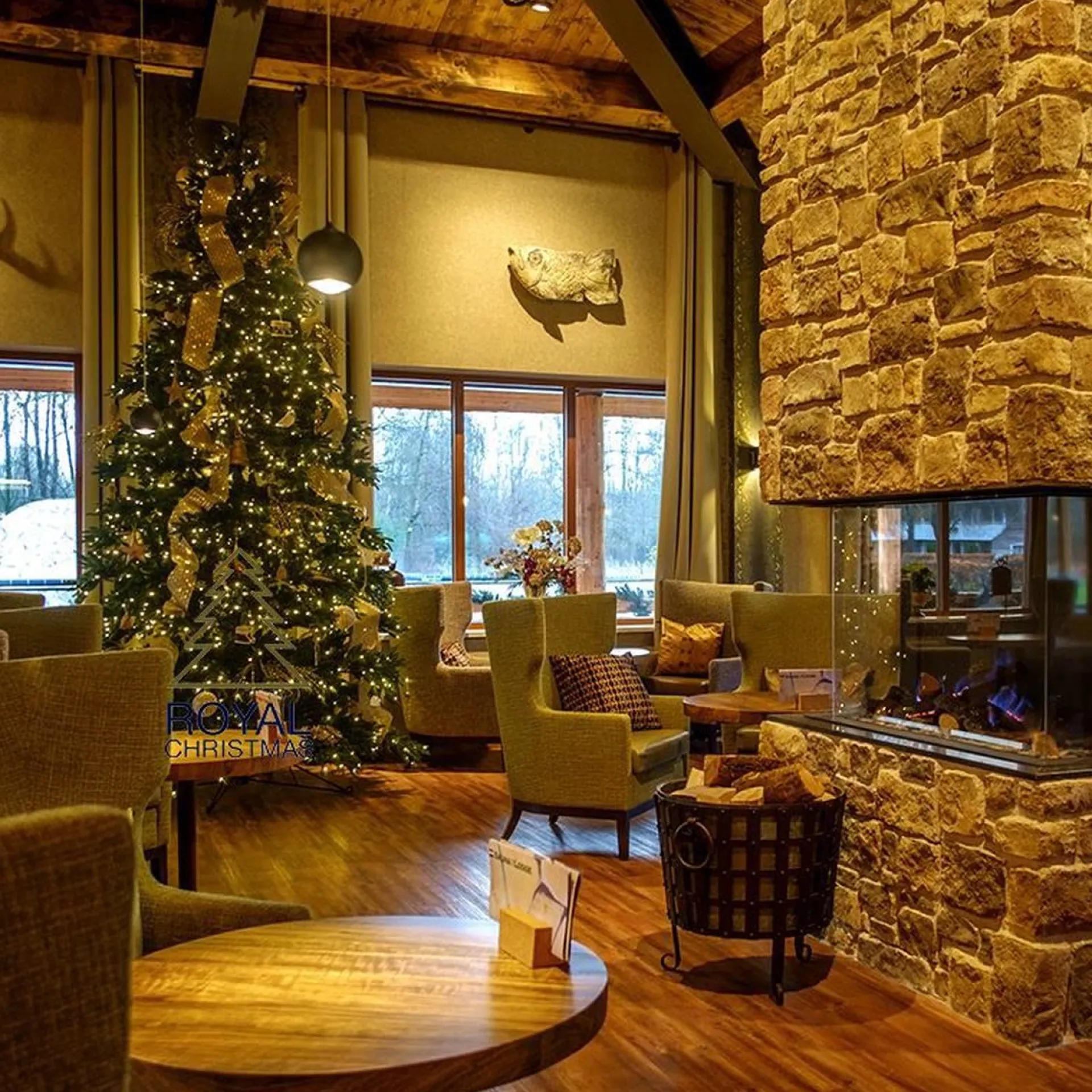 Royal Christmas - Kunstkerstboom - Delaware Pe / Pvc Deluxe - 700 Led Lampjes - 240 Cm - 5817 Takken - Groen Cheap