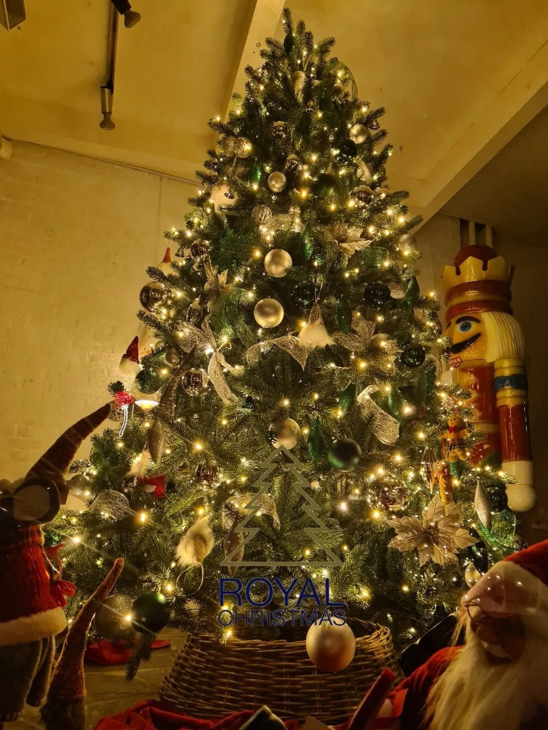 Royal Christmas - Kunstkerstboom - Hawaii Nordmann Deluxe 100% Pe - 210 Cm - Groen 1823 Takken Shop