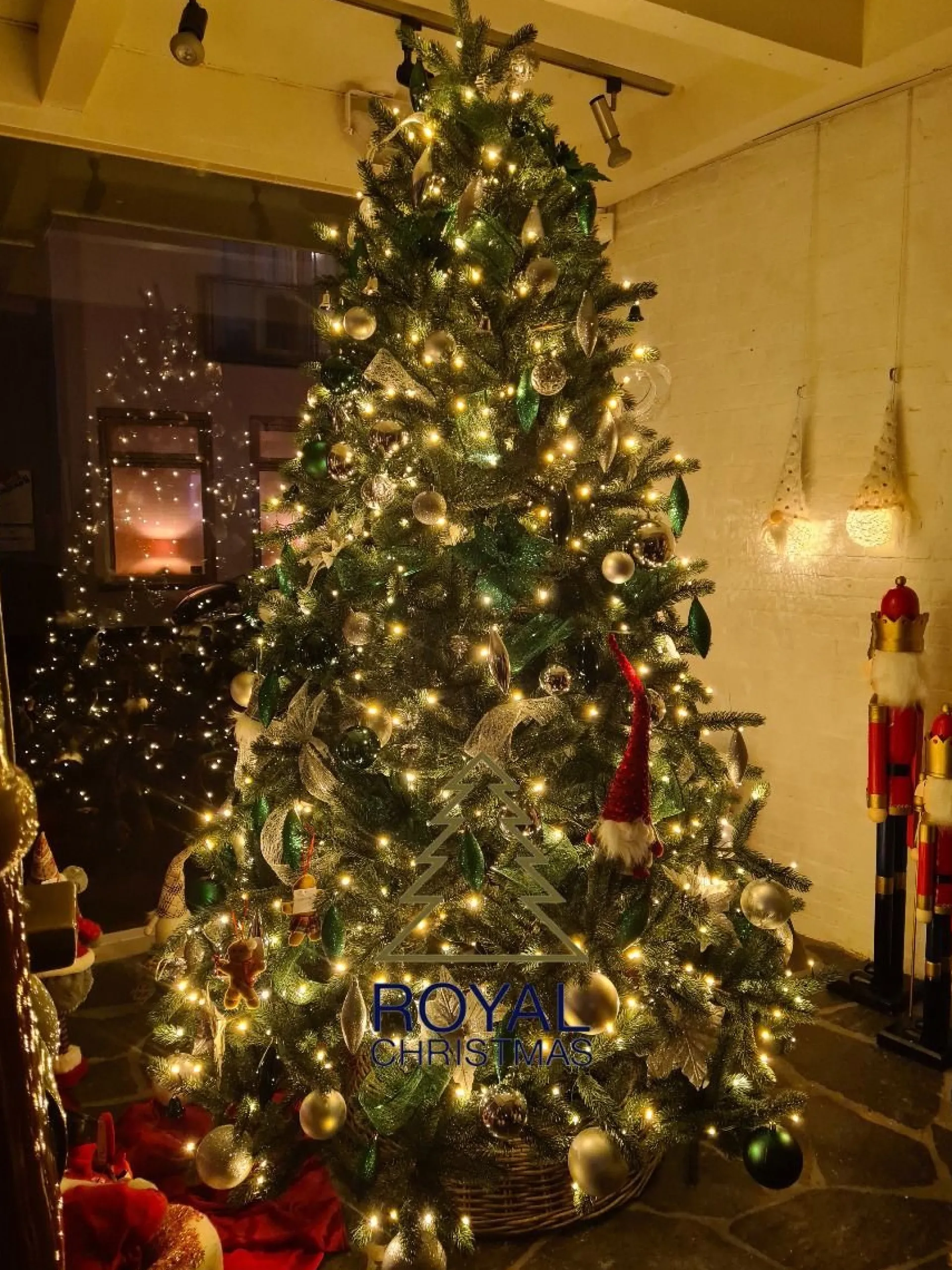 Royal Christmas - Kunstkerstboom - Hawaii Nordmann Deluxe 100% Pe - 210 Cm - Groen 1823 Takken Shop