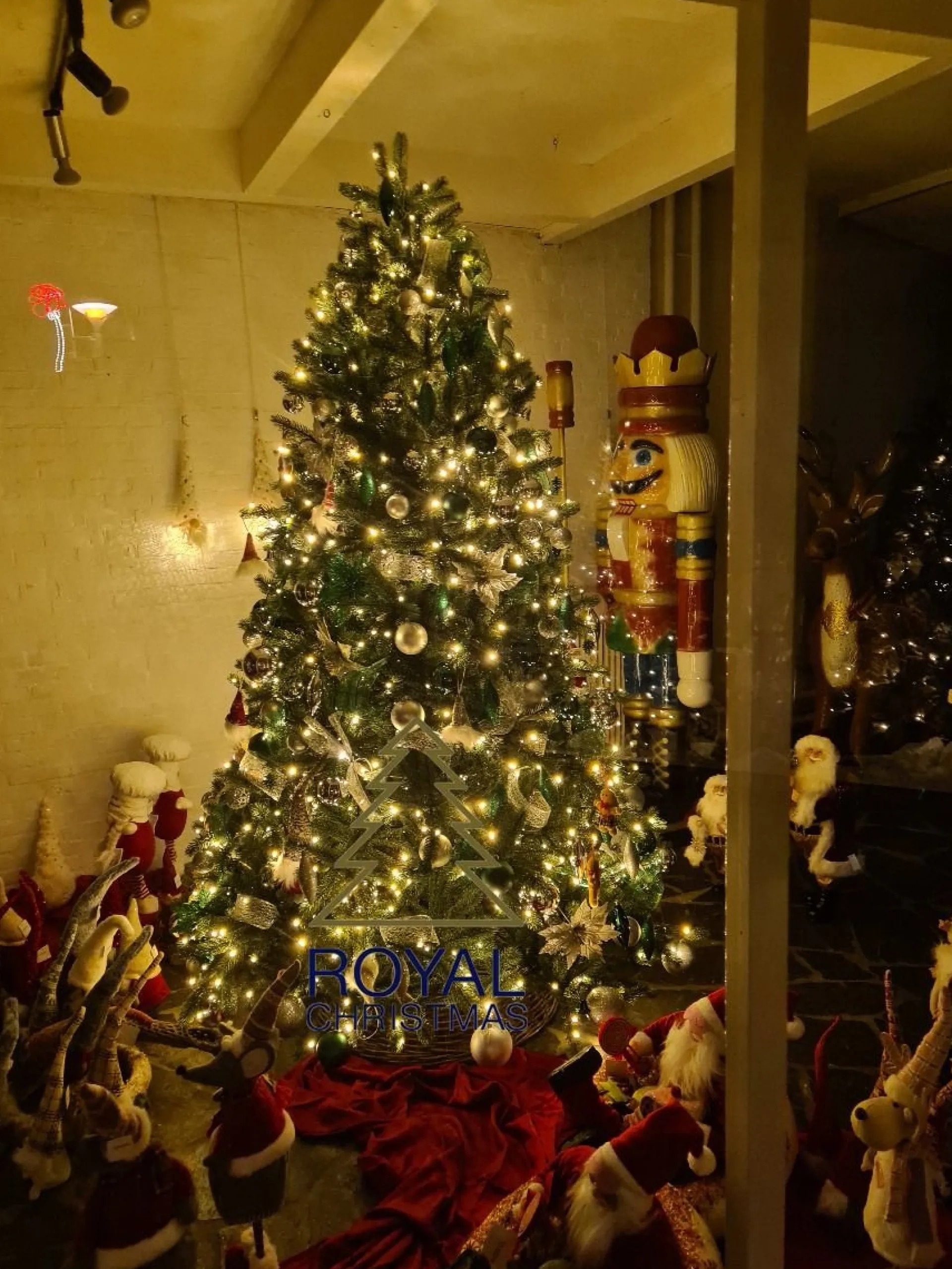 Royal Christmas - Kunstkerstboom - Hawaii Nordmann Deluxe 100% Pe - 210 Cm - Groen 1823 Takken Shop