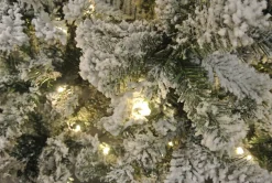 Royal Christmas Flock Led Kunstkerstboom - 150Cm - 200 Lampjes - 410 Besneeuwde Takken Clearance