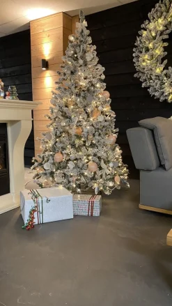 Royal Christmas Flock Led Kunstkerstboom - 150Cm - 200 Lampjes - 410 Besneeuwde Takken Clearance