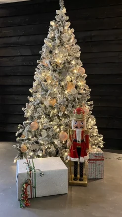 Royal Christmas Flock Led Kunstkerstboom - 150Cm - 200 Lampjes - 410 Besneeuwde Takken Clearance