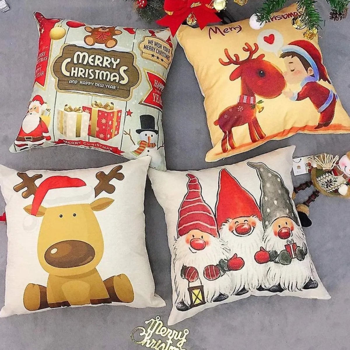 * Kerstkussens>Set Van 4 - Kerst Kussensloop - Katoen En Linnen Materiaal - Decoratieve Print - Kerstboom, Kerst Herten, Kerstman Motief - Sofa Kussenhoes - 45Cm X 45Cm