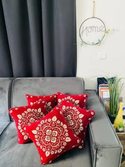 Lakhwaira Crafts and Design Kerstkussens><noscript><img width=