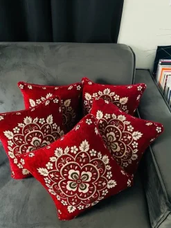 Lakhwaira Crafts and Design Kerstkussens><noscript><img width=