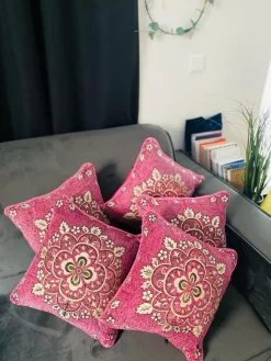 Lakhwaira Crafts and Design Kerstkussens>Set Van 5 Luxe Geweven Kussenhoezen Voor Het Aankomende Seizoen | Rose En Goud Kussens Voor Huis Decoratie |Barbie Kluer Decoratie Voor Meisjes Kamer| 40 X 40 Cms Kussens | Gezellige Kussenhoezen Om Cadeau Te Geven | Kerstcadeau | Nieuw Huis Cadeau