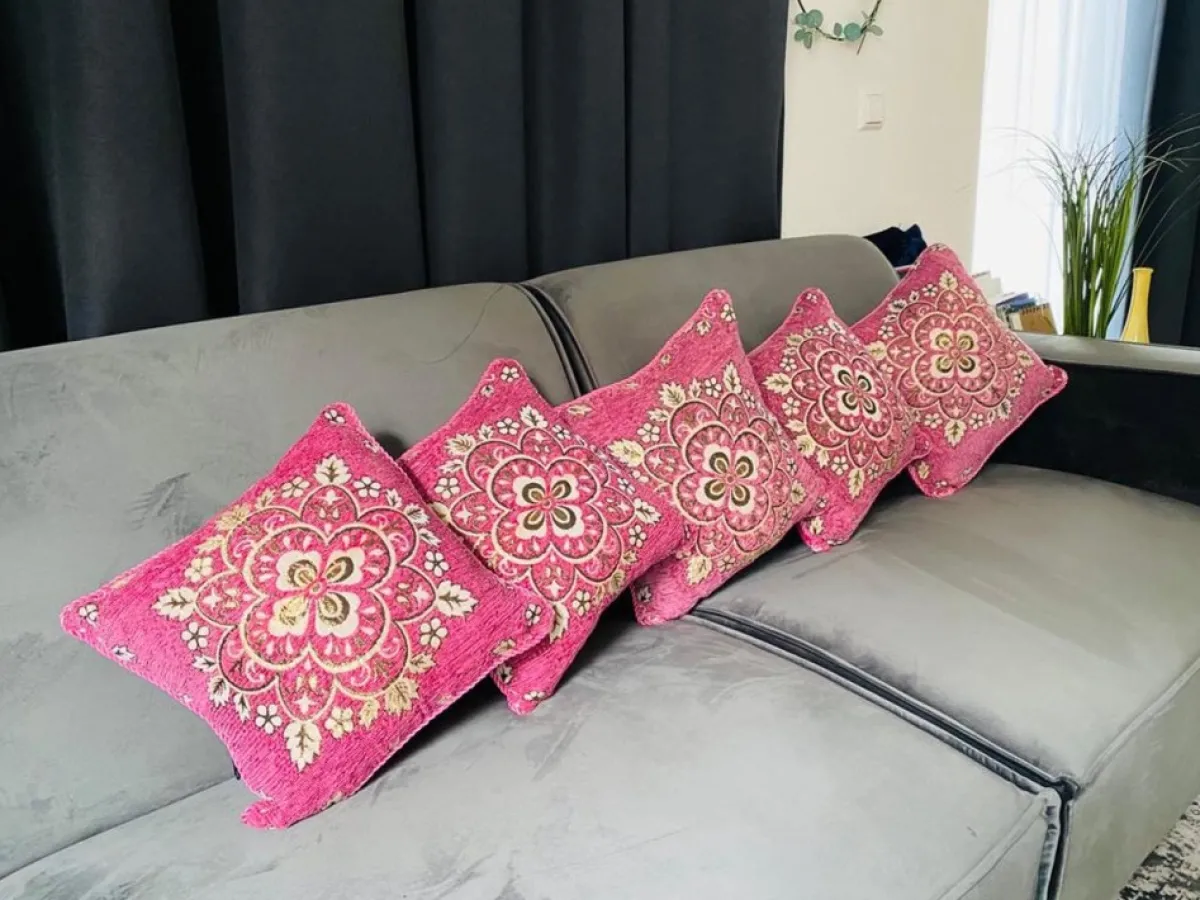 Lakhwaira Crafts and Design Kerstkussens>Set Van 5 Luxe Geweven Kussenhoezen Voor Het Aankomende Seizoen | Rose En Goud Kussens Voor Huis Decoratie |Barbie Kluer Decoratie Voor Meisjes Kamer| 40 X 40 Cms Kussens | Gezellige Kussenhoezen Om Cadeau Te Geven | Kerstcadeau | Nieuw Huis Cadeau