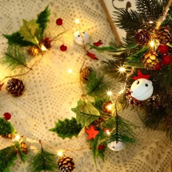 Merkloos Sfeervolle Kerstverlichting Met Witte Ballen, Dennenappel En Rode Bessen - 2 Meter Lichtsnoer Met 20 Warme Led-Lampjes - Geschikt Voor Binnen En Buiten Gebruik - Wit Licht Store