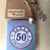 Lovely2Give Thee Cadeau Met De Tekst ''sarah 50 Jaar Gefeliciteerd", Kado Met Sleutelhanger En Bedeltje, 4 Verschillende Theezakjes, Leuk Kadootje, Theekado, Geschenkpakket, Relatiegeschenk, Kadopakket Outlet