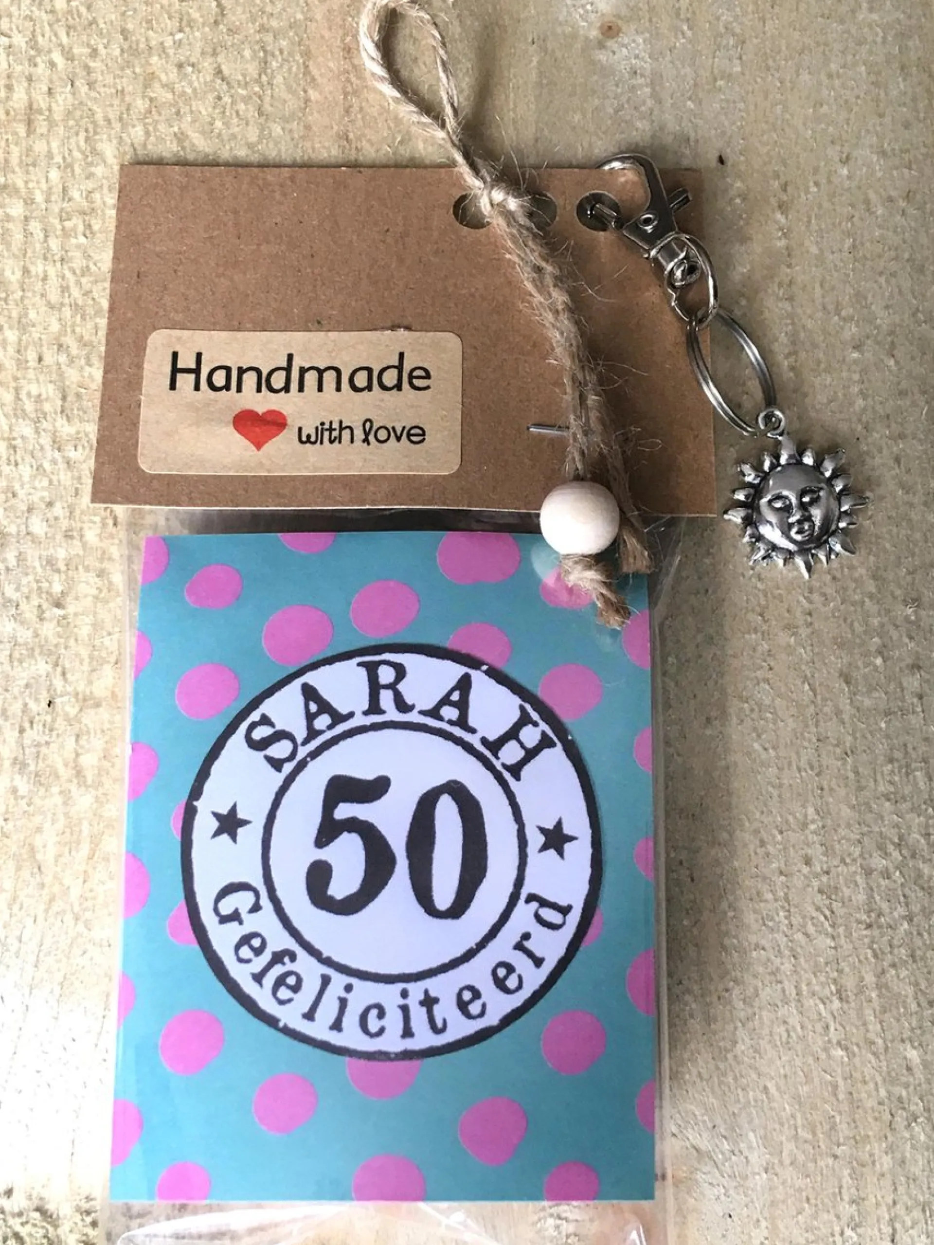 Lovely2Give Thee Cadeau Met De Tekst ''sarah 50 Jaar Gefeliciteerd", Kado Met Sleutelhanger En Bedeltje, 4 Verschillende Theezakjes, Leuk Kadootje, Theekado, Geschenkpakket, Relatiegeschenk, Kadopakket Outlet