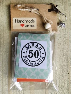 Lovely2Give Thee Cadeau Met De Tekst ''sarah 50 Jaar Gefeliciteerd", Kado Met Sleutelhanger En Bedeltje, 4 Verschillende Theezakjes, Leuk Kadootje, Theekado, Geschenkpakket, Relatiegeschenk, Kadopakket Outlet