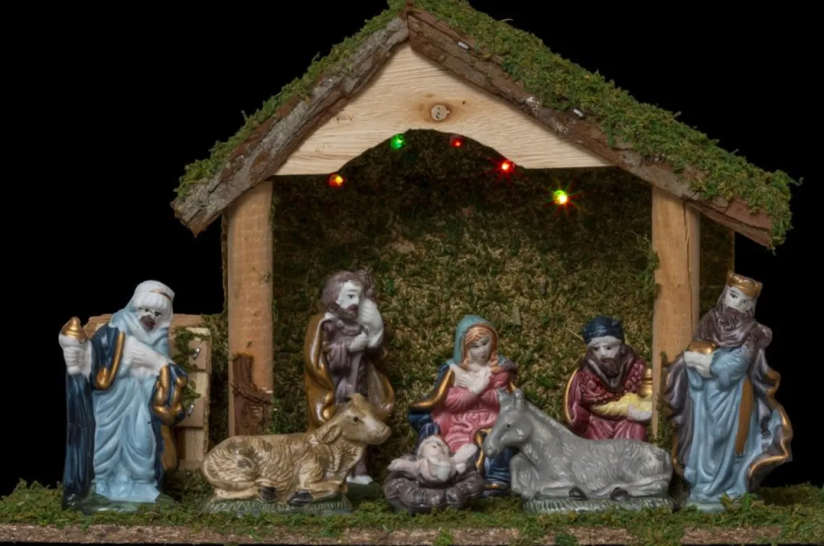 Feeric lights u0026 Christmas Kerststallen>Verlichte Kerststal Met Beelden - L32 X B13 X H20 Cm - Op Batterij