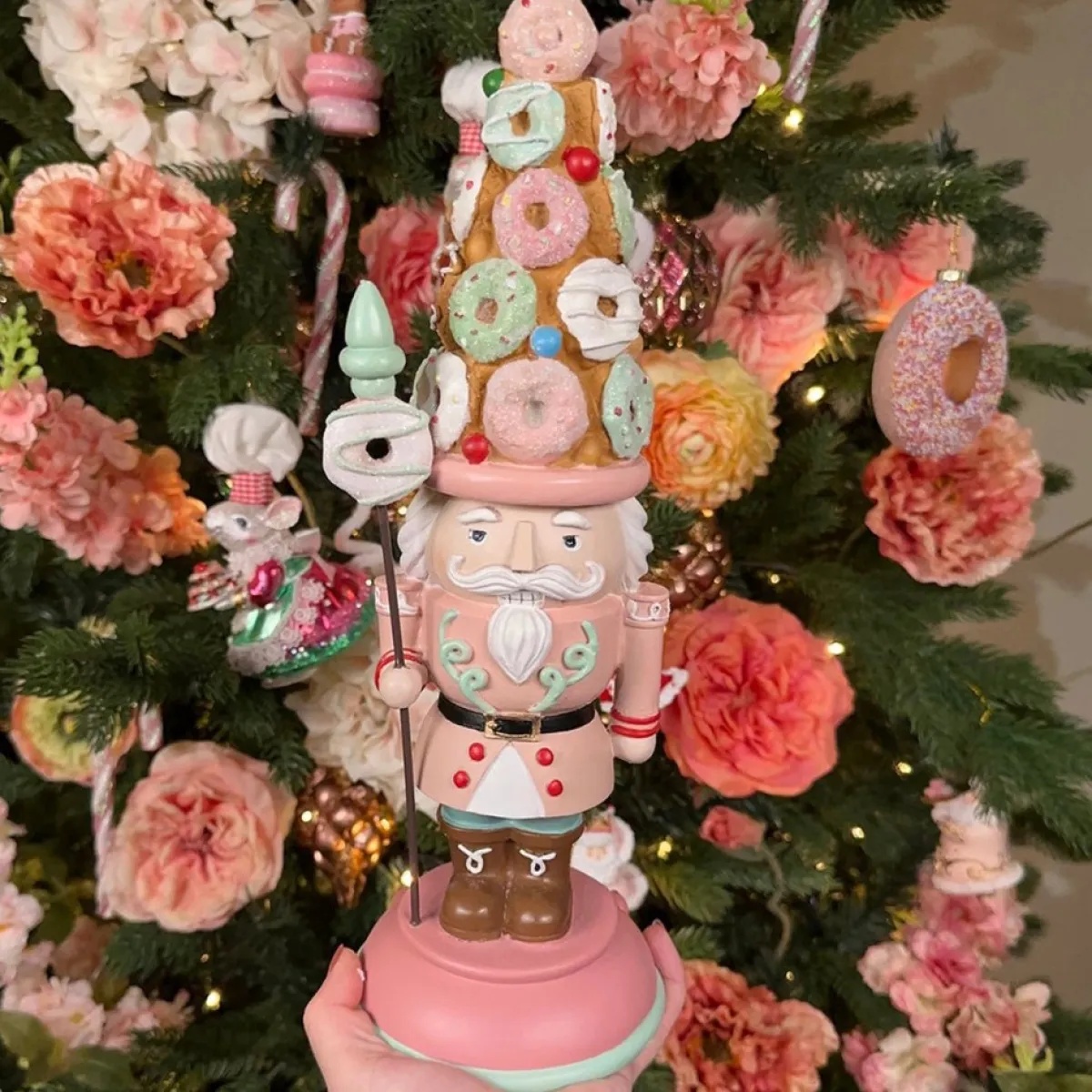 EDG - Enzo De Gasperi Kerstbeelden>Viv! Christmas Kerstbeeld - Kerst Notenkraker Donut Hoed - Roze Groen - 34Cm