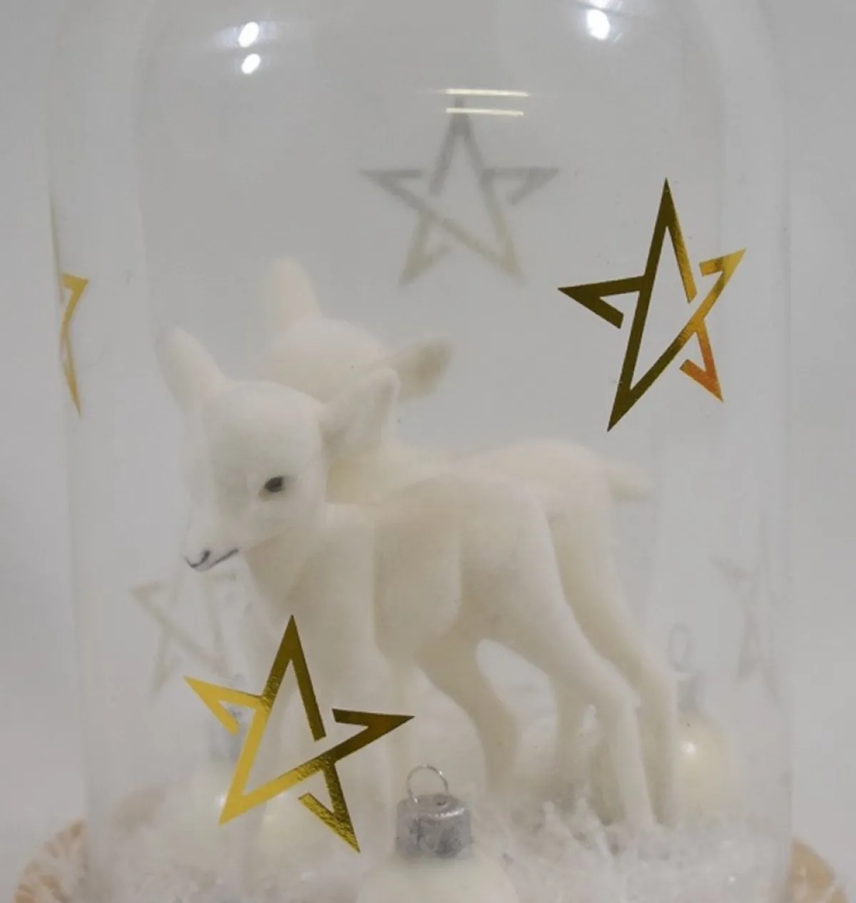 ZoeZo Design Kerststukjes> - Glazen Stolp Met Witte Hertjes - Rendieren - Sneeuw En Kerstballen - O 13 Cm - Hoogte 20 Cm