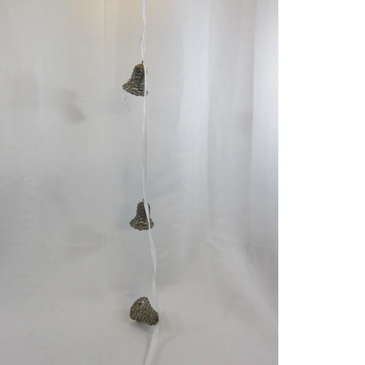 ZoeZo Design Kersthanger> - Kersthanger - Set Van 3 Stuks - Kerstbel - Kerstklok - Rotan - Riet - 80 Cm - Bruin - Wit - Lint Met Belletjes