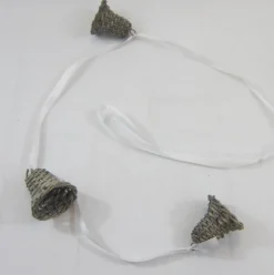 ZoeZo Design Kersthanger> - Kersthanger - Set Van 3 Stuks - Kerstbel - Kerstklok - Rotan - Riet - 80 Cm - Bruin - Wit - Lint Met Belletjes