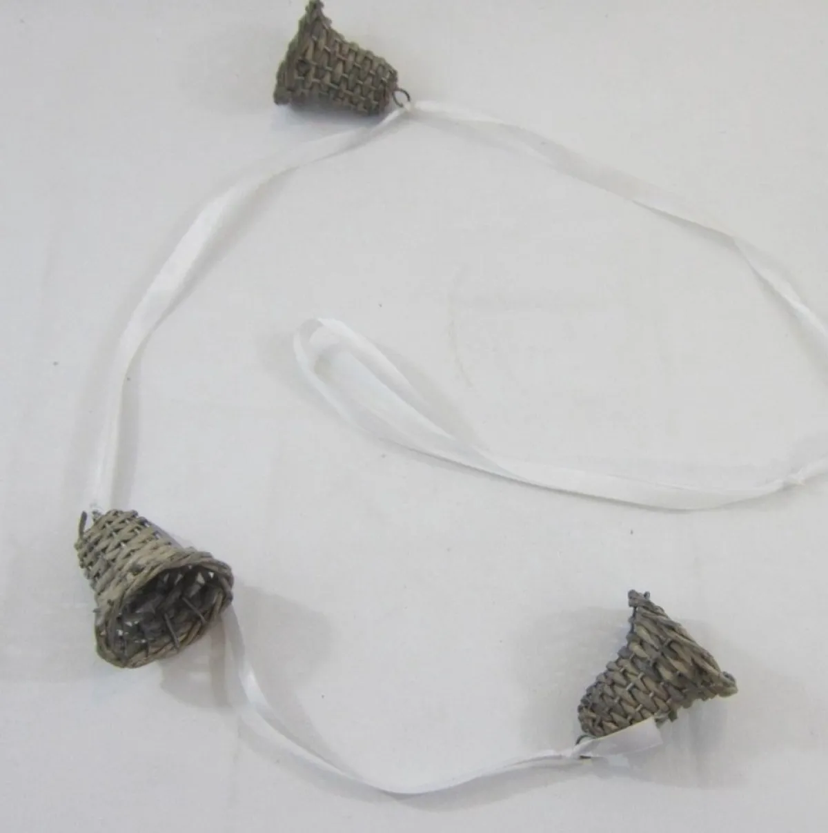 ZoeZo Design Kersthanger> - Kersthanger - Set Van 3 Stuks - Kerstbel - Kerstklok - Rotan - Riet - 80 Cm - Bruin - Wit - Lint Met Belletjes