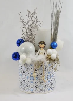 ZoeZo Design Kerststukjes> - Kerststuk - Kerststukje - Wit - Blauw - Aardewerk Pot - Met Waxinelichtjeshouder - Hoogte 31 Cm - O 16 Cm
