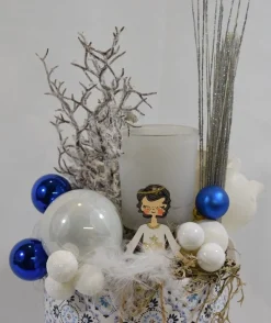 ZoeZo Design Kerststukjes> - Kerststuk - Kerststukje - Wit - Blauw - Aardewerk Pot - Met Waxinelichtjeshouder - Hoogte 31 Cm - O 16 Cm