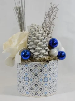 ZoeZo Design Kerststukjes></noscript> - Kerststuk - Kerststukje - Wit - Blauw - Aardewerk Pot - Met Waxinelichtjeshouder - Hoogte 31 Cm - O 16 Cm