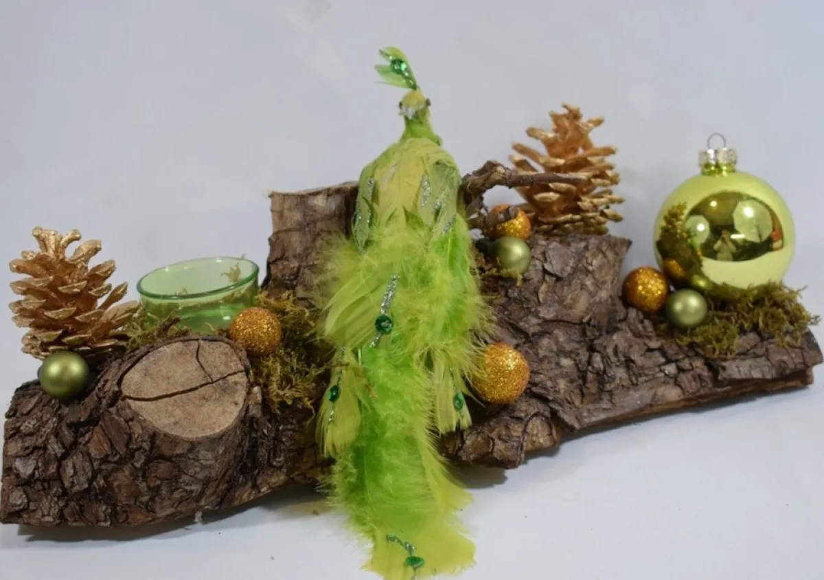 ZoeZo Design Kerststukjes> - Kerststuk - Kerststukje - Tafelstuk - Boomstam - Goud - Groen - Pauw - 40 X 12 X 18 Cm - Met Waxinelichtjeshouder