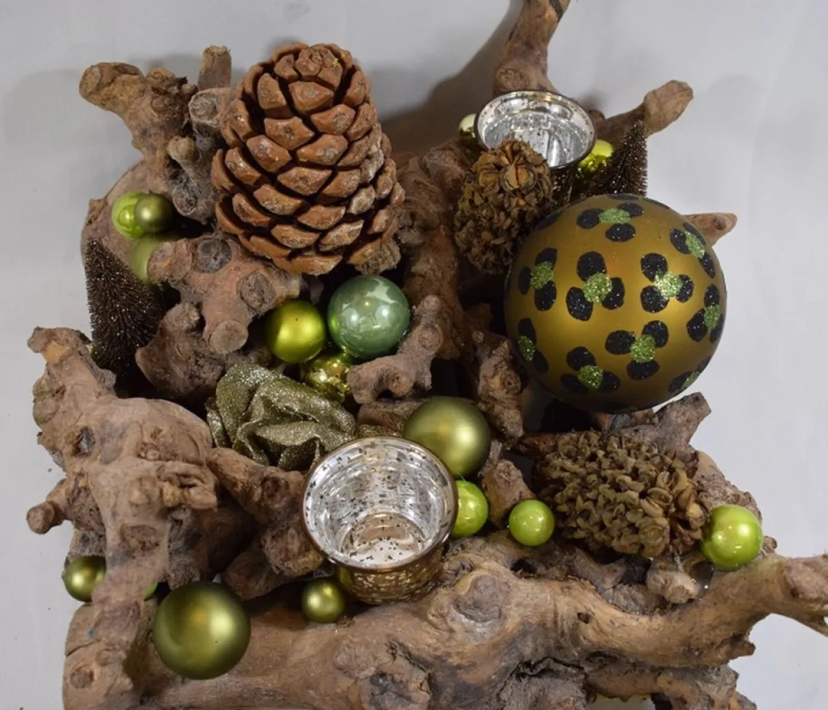 ZoeZo Design Kerststukjes> - Kerststuk - Tafelstuk - Alternatieve Kerstversiering - Handmade Kerststuk - Groot Kerststuk - 36 X 36 X 20 Cm - Houten Kerststuk - Met 2 Waxinelichtjeshouders